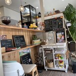 草津温泉カフェ　グルック - 店内。小さいけどキレイ。奥は旧JA沢田のお漬物などを販売
