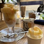 草津温泉カフェ　グルック - 桃パフェ（左1600円）、桃ジェラート（右500円？）、アメリカーノ（奥600円）