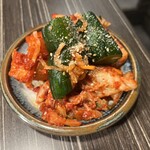 焼肉 藤もと 大吉商店 - キムチ盛り合わせ