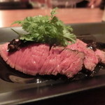 シャンパン&醤油バー フルートフルート - ■鮮やかなピンク。メインの和牛モモ肉のステーキ　焼き茄子と黒トリュフのオイルソース
      