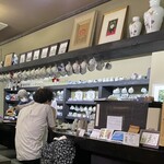 茜屋珈琲店 - 綺麗な食器が並ぶ店内カウンター席！