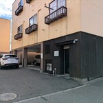 ラゥメン大地 - 駐車スペースは建物脇奥の左右の2台分