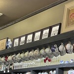 茜屋珈琲店 - 高そうな珈琲カップがズラリ