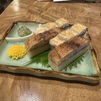 うなぎ家 しば福や - うなぎの寝床（自家製かまぼこの上に蒲焼き・白焼きが横たわった一品。）