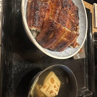 うなぎ家 しば福や - うなぎ上丼（うなぎは肉厚があり、外はカリッと中はふわっとした食感。甘さを押さえたタレが更にうなぎの旨みを引き出している）