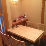 h Enishi - 入口左側テーブル席　ここにテーブルを追加し5名様利用となります。