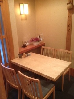Eni shi - 入口左側テーブル席　ここにテーブルを追加し5名様利用となります。