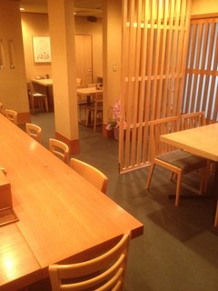Enishi - 画像左奥がテーブルエリア