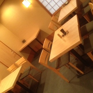 4名掛けのテーブル席。
      4名×3テーブル
      入口右側のテーブル席ゾーン。