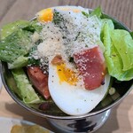 miobyDoTS - ③シーザーサラダ(ベーコン&茹で卵&萵苣&空芯菜？&パルメザンチーズ)