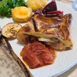 miobyDoTS - ①広島サーモン&牡蠣&夏野菜(ズッキーニ&赤パプリカ)のトマトソース和えのパイ包み焼き、焼き檸檬添え