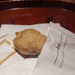 和み処 男山 - [2025年8月 訪問]初手の手羽先揚げ。中に枝豆ごはんが入ってます。