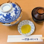 ぱんちょう - 豚丼には沢庵がついて、味噌汁は別注です。