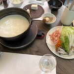 佐嘉平川屋 - 温泉水で豆腐を煮ると、豆乳鍋みたいになってしゃぶしゃぶで楽しめました。