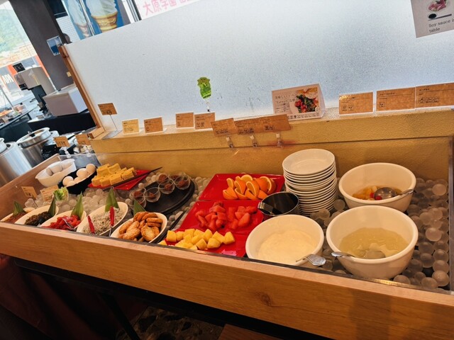 ビュッフェ台に並ぶお料理