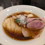 RAMEN MATSUI - 特製醤油に限定トッピングの海老ワンタンを付けてます。