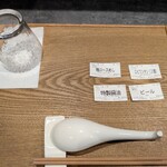 RAMEN MATSUI - 食券は1000円札と小銭が使えます。予め札の用意をしておきます。