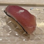鮨 なんば - 鰹　玉葱と塩で味付け