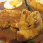 レストラン いち - スープカレーは、ごろんと大きな鶏肉2個と揚げ野菜が入っています。