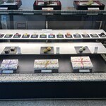 福島家 - 包装紙にもこだわった品のある和菓子の数々