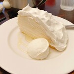 パルファン - フロマージュブランのミルクレープ　はちみつ添え　アイス部分を生クリームでお願いしました。