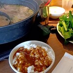 しゃぶ葉 - 2仕切り鍋です！白だしとすき焼き汁です！