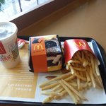 McDonald's - イカスミバーガーセット　670円　コーラＭ、ポテトＭ