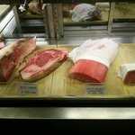 小石川 中勢以 - ショーケースの肉類・３