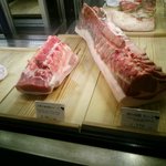 ショーケースの豚肉