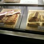 小石川 中勢以 - ショーケースの熟成ベーコン