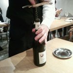 小石川 中勢以 - 赤ワインを抜栓中