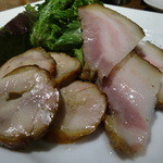 タケル クインディチ - 自家製ベーコンとスモークチキンのアップ