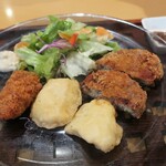 マキバ スタイル - ・「自家製本まぐろメンチカツ&白身魚&かきフライ(¥950)」のアップ。