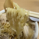 坂内食堂 - モチモチの中太麺。スープに良く合います