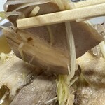 坂内食堂 - チャーシューは柔らかく食べやすいです。脂がスープに溶けて旨みが増します