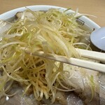 坂内食堂 - ネギの風味と油が、終盤スープの味変につながって美味しくなります