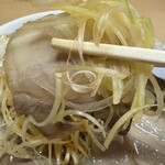 坂内食堂 - ネギチャーシュー。こんないただき方も美味しい♪