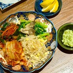 厳選焼肉 一石三鳥 - キムチ、ナムル盛り合わせ