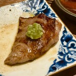 厳選焼肉 一石三鳥 - 塩焼き肉、ワサビ添え