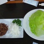 青龍 - 牛肉とネギをレタスで巻くやつ