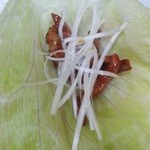 青龍 - 牛肉とネギをレタスに乗せたところ