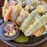 椿寿庵　 - オススメ天ぷらはオクラ、ミョウガ、キクラゲ、かぼちゃ、パプリカ、あした葉手前のが梅干しです！