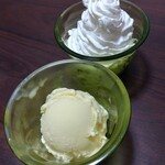 カラオケ まねきねこ 苫小牧春日店 - バニラアイス　165円/ホイップ盛り　217円