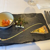 シェヌー - アミューズ、スモークサーモン、野菜のキッシュ、カレー味のマヨネーズ