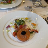 シェヌー - サーモンの王冠仕立て(中に野菜などが入っている)