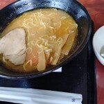 はまなす - 味噌ラーメン、着丼してすぐちび子の要望でネギその他を取りました。もっと見た目よきです（笑）