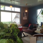 スカイン茶寮 - 店内左側 4人掛けソファー席