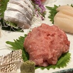 一心 - ねぎとろも鮪の骨の間や皮の裏から
      ねぎ取った甘みに包まれて超ねっとり！
      ホタテの貝柱も1粒がデカすぎて4つ切りに。