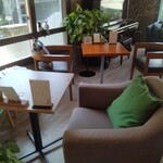 スカイン茶寮 - 店内左窓際 4人掛けソファー席 