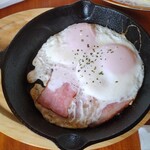 スカイン茶寮 - 厚切りベーコンダブルエッグ